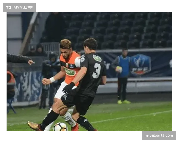 里尔发布赛前训练图，全队重点演练定位球攻防